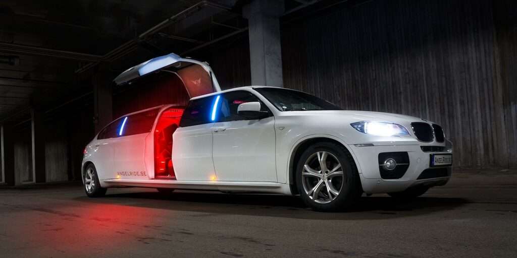 Arrive in Style: The Ultimate Guide to Booking a Limousine with JetBlack Transportations" 1